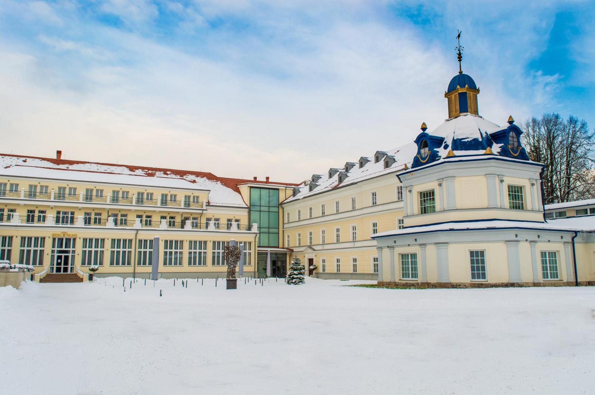 Royal Palace Turcianske Teplice Bagian luar foto